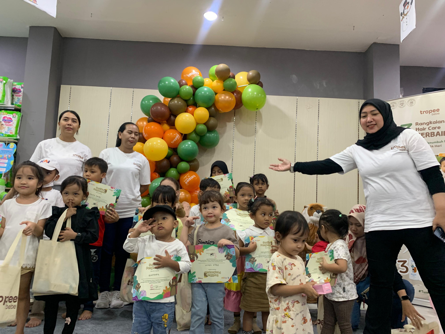 KESERUAN FUN COLORING WITH TROPEE BEBE